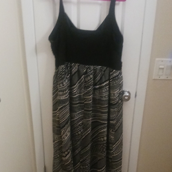 Elegant Black and Gray Patterned Maxi Dress - Picture 10 of 10